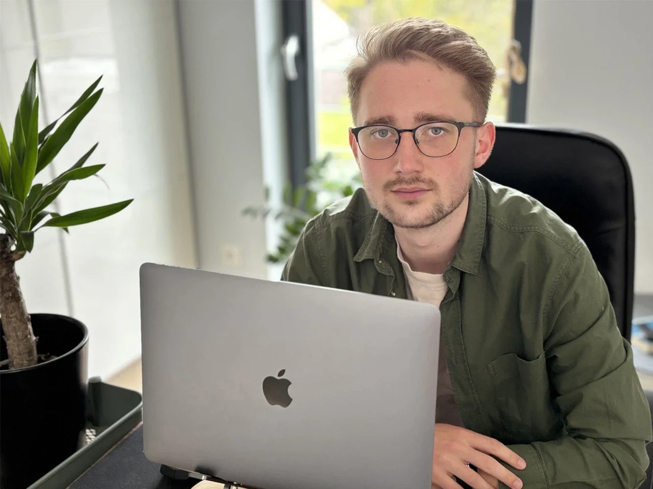 Kacper Siudak przy biurku z laptopem