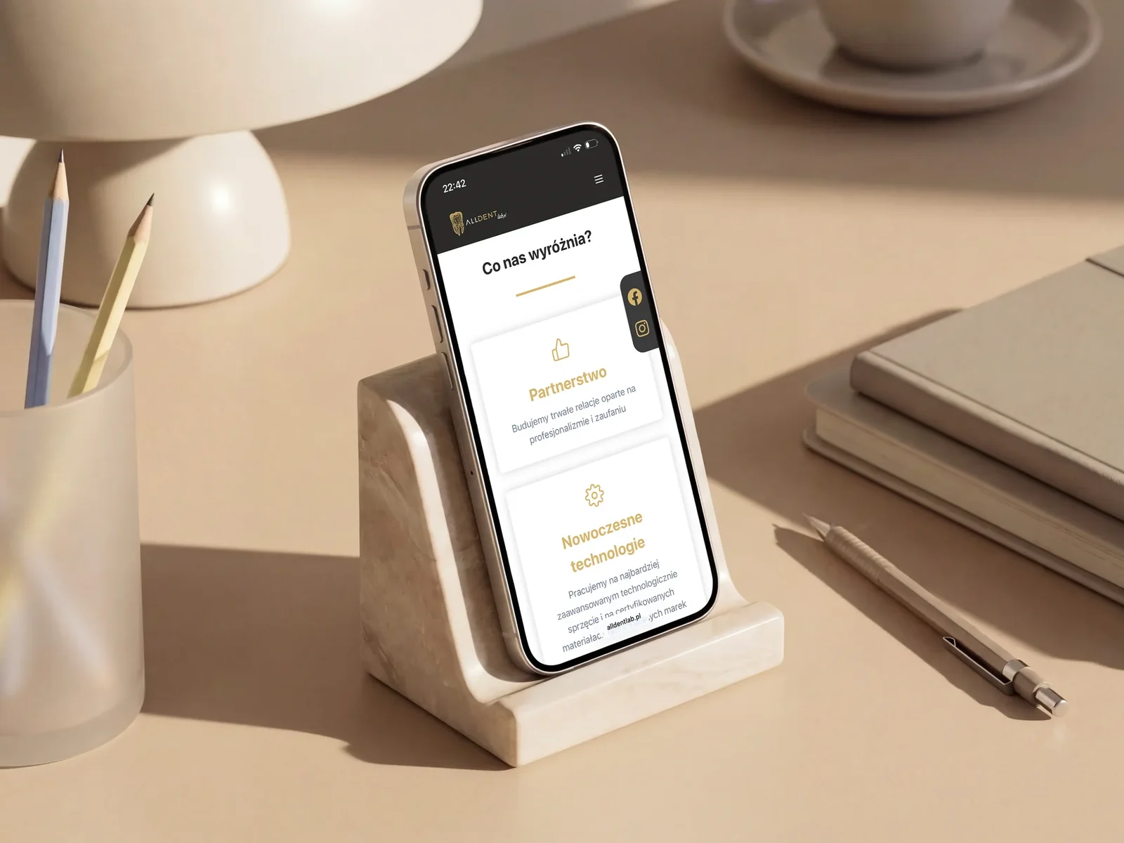 Strona AllDent Lab na telefonie: sekcja „Co nas wyróżnia”